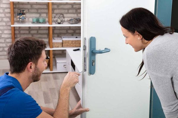 Image of a locksmith fixing a lock